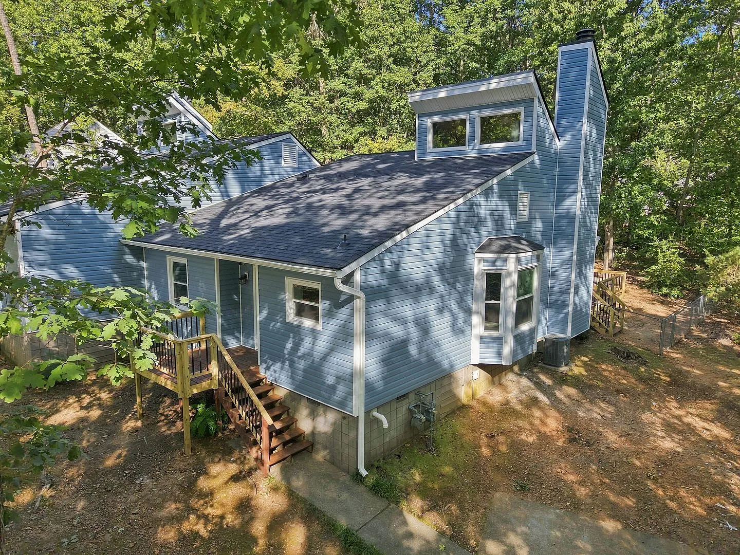 Renovated 2BR/2BA Near Crabtree Valley Mall | Private Fenced Yard & Deck! — Photo 2