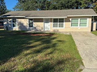 545 Oak Dr, Tavares, FL 32778