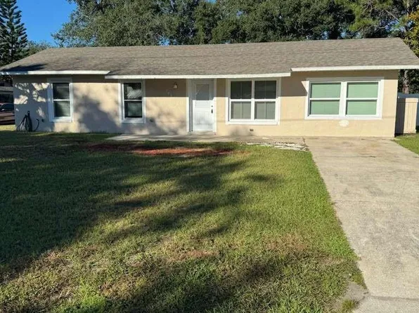 545 Oak Dr, Tavares, FL 32778