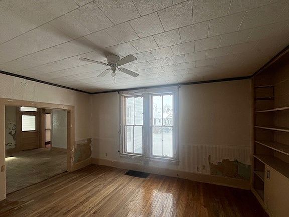 4th image of 305 W Main St