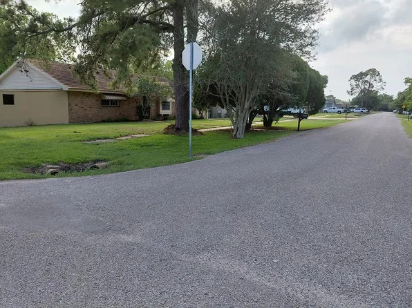 1518 Avenue B, Danbury, TX 77534