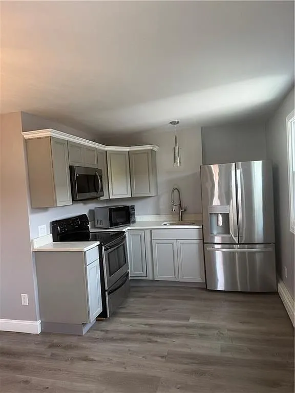 3 bed, 1.0 bath, 1500 sqft, $2,400 — Photo 1