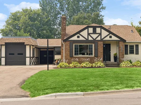 2123 Fairways Ln, Roseville, MN 55113