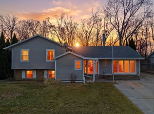 704 Springfield Dr, Roselle, IL 60172