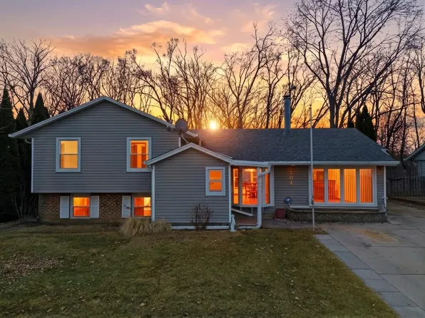 704 Springfield Dr, Roselle, IL 60172