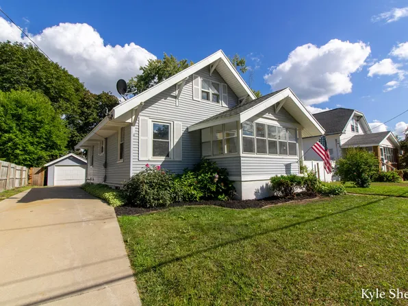 2138 Greenfield Ave SW, Wyoming, MI 49519