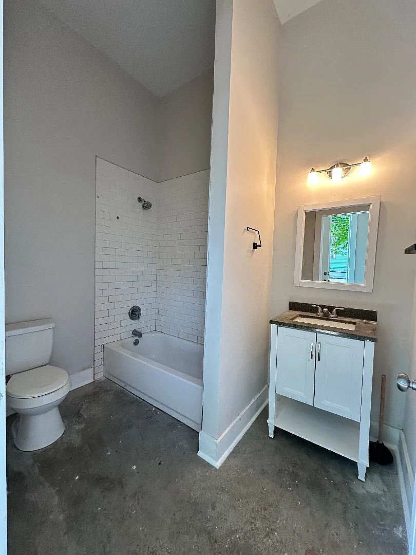 Chic 1BR with High Ceilings, InUnit Laundry, and CourtyardNear Mid-City Favorites — Photo 4