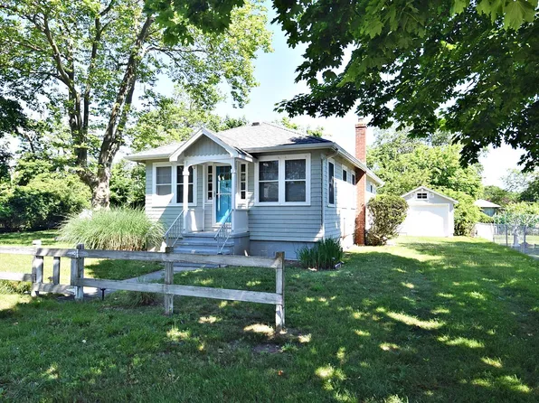 9 Maple Rd W, Mastic Beach, NY 11951