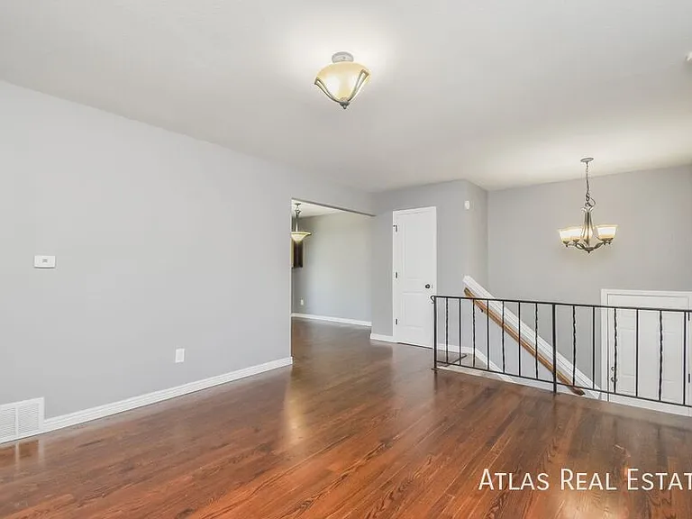 524 Rowe Ln — Photo 2
