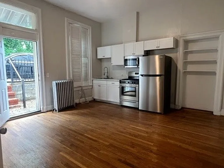 2419 Vine St #8 — Photo 4