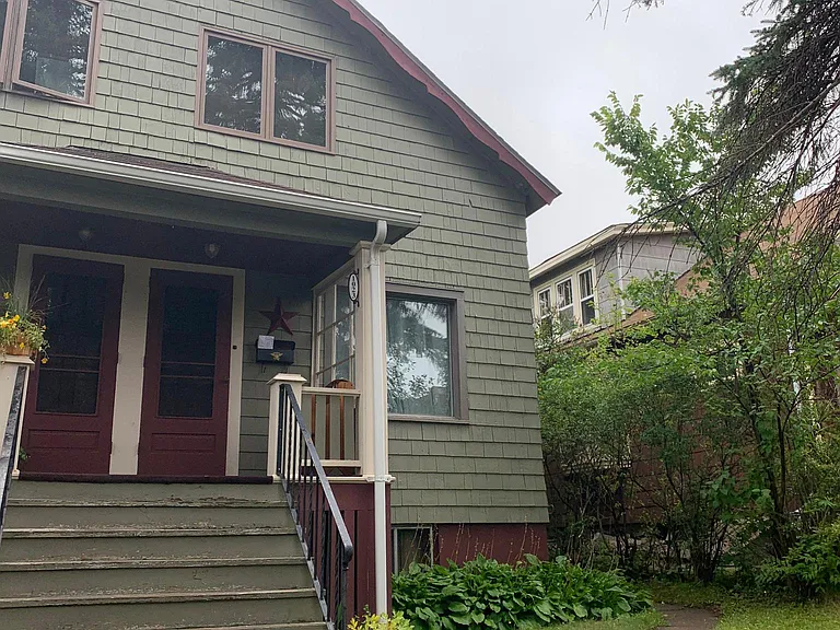 1023 E 8th St — Photo 1
