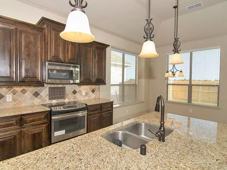 824 Lake Meadow Ln — Photo 3