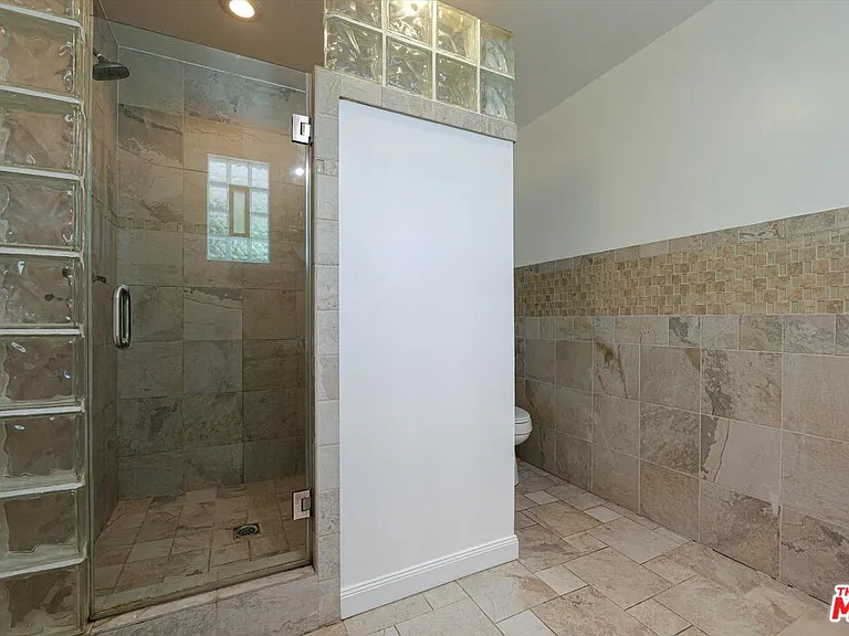 22750 Clarendon St — Photo 26