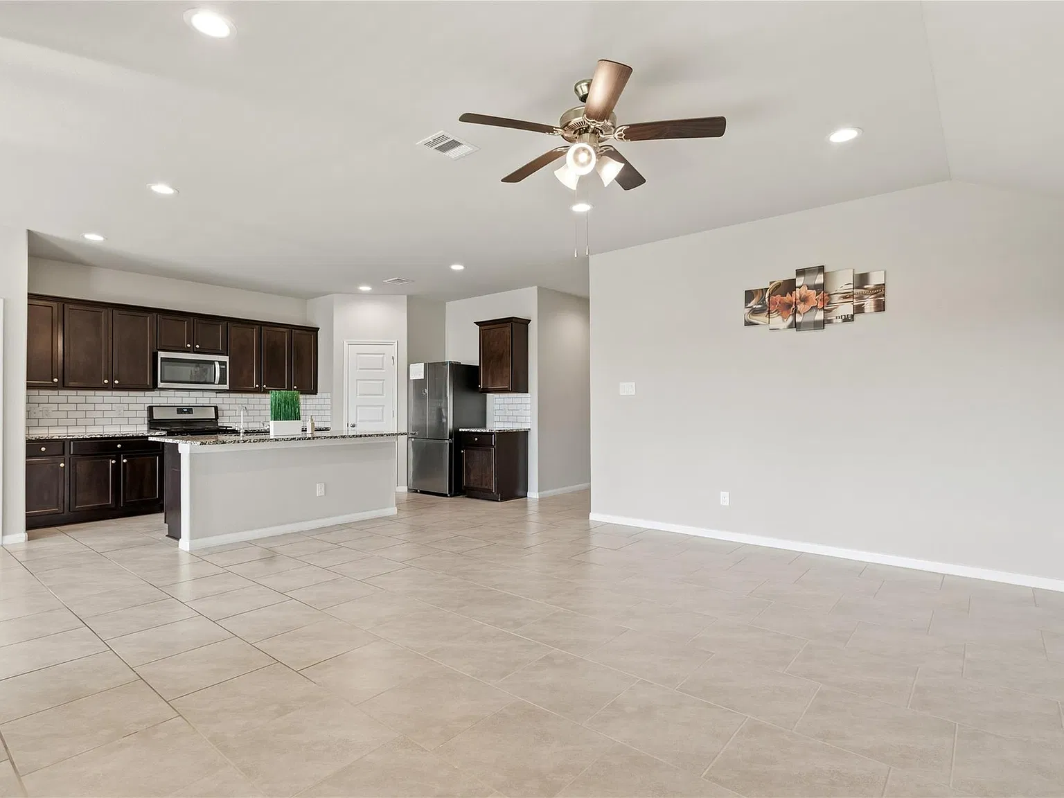 4 bed, 2.0 bath, 1784 sqft, $2,350 — Photo 2