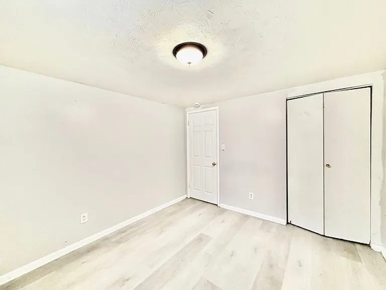 180 Laurel St — Photo 20