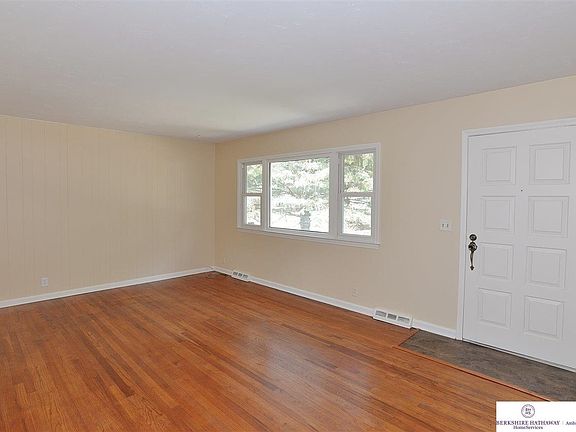 5th image of 11021 Leavenworth St