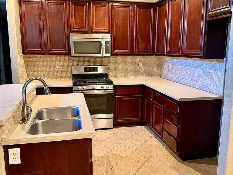 4996 Arborwood Ln — Photo 3