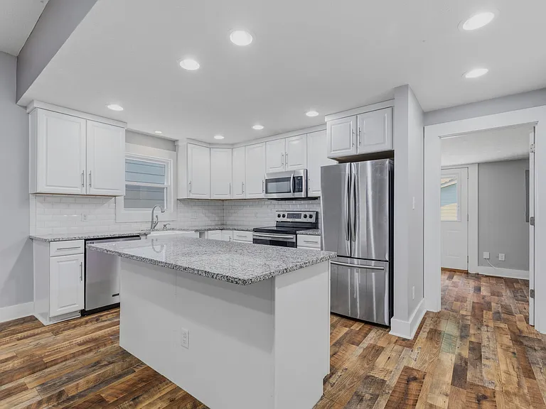 1330 Lexington Ave — Photo 7
