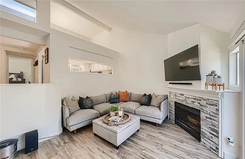 1 bed, 1.0 bath, 864 sqft, $1,800 — Photo 1