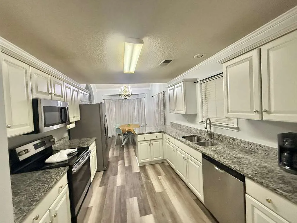 5 bed, 2047 sqft, $7,495 — Photo 3