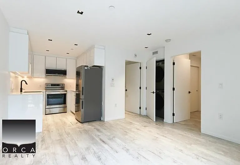 2912 Trinity St — Photo 3