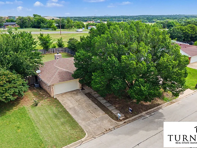 913 Springhill Dr — Photo 7