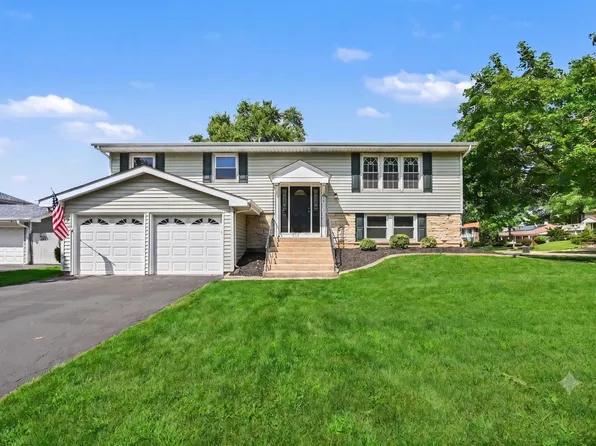 101 S Lancaster Dr, Bolingbrook, IL 60440