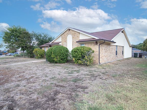 4th image of 3016 Royal Oaks Dr