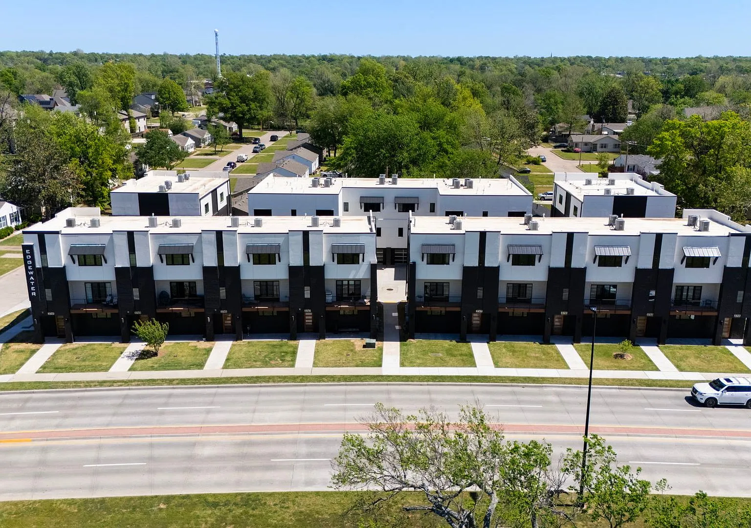 Beautiful Fully Furnished 2 Bed / 2.5 Bath Condominium with Attached 2-Car Garage. — Photo 2