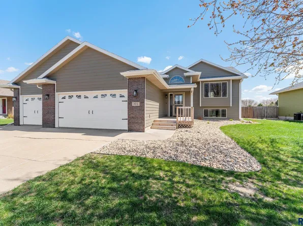 304 Jeannie Ln, Harrisburg, SD 57032