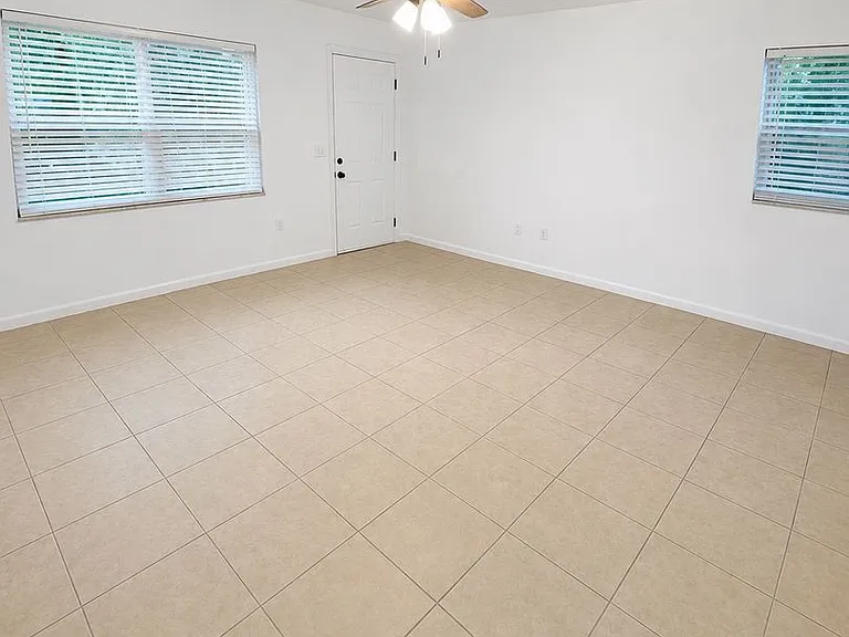 1712 NE 71st Pl — Photo 3