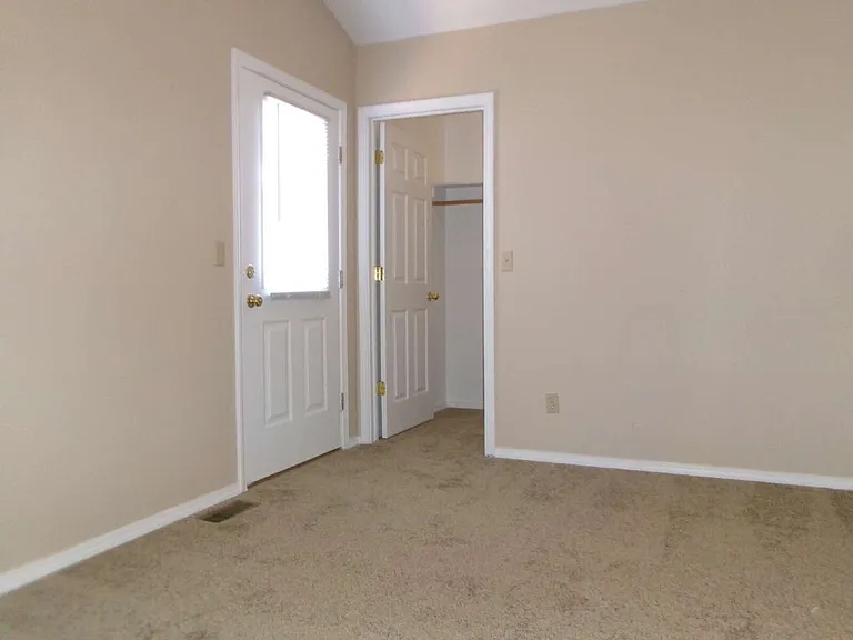 2429 E Monument St — Photo 32