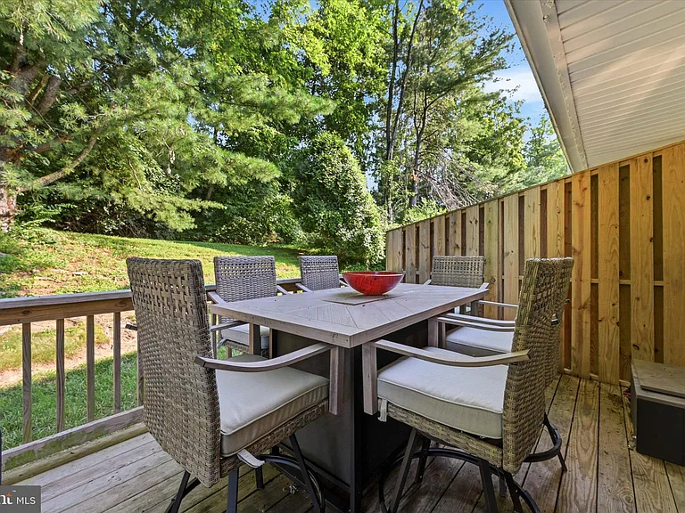 63 E Jonathan Ct — Photo 3