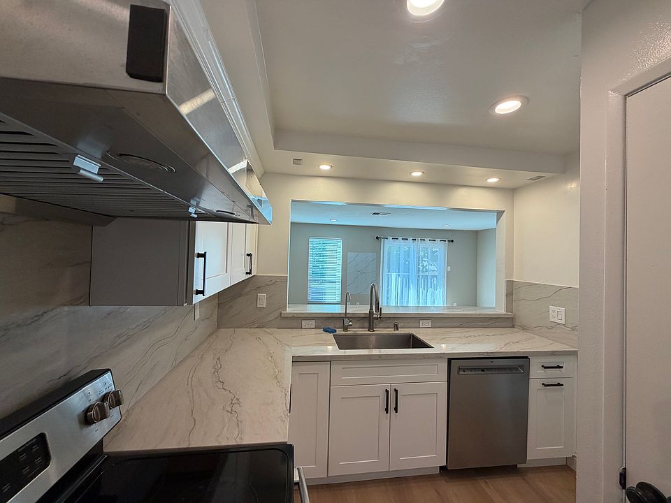 1st image of 115 Ascot Ct