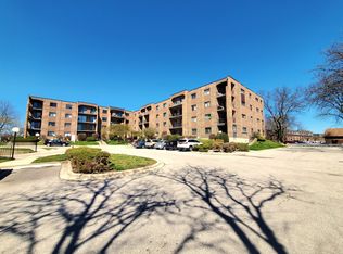 601 W Huntington Commons Rd APT 308, Mount Prospect, IL 60056
