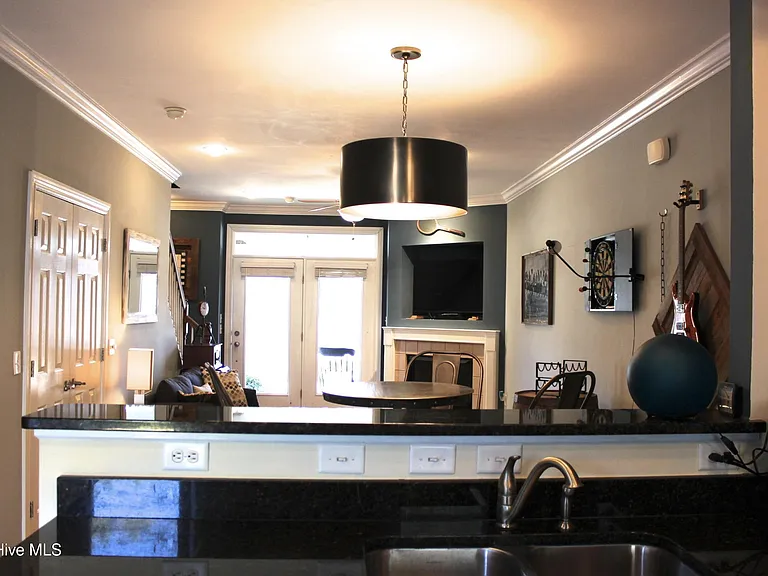254 E Delaware Ave — Photo 4