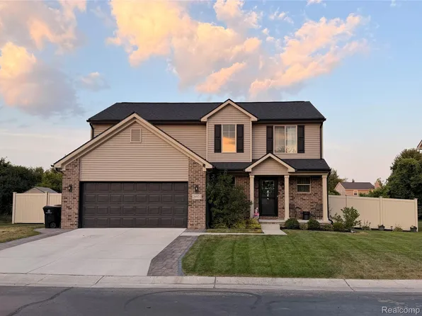26921 Cedar Run Ct, Woodhaven, MI 48183