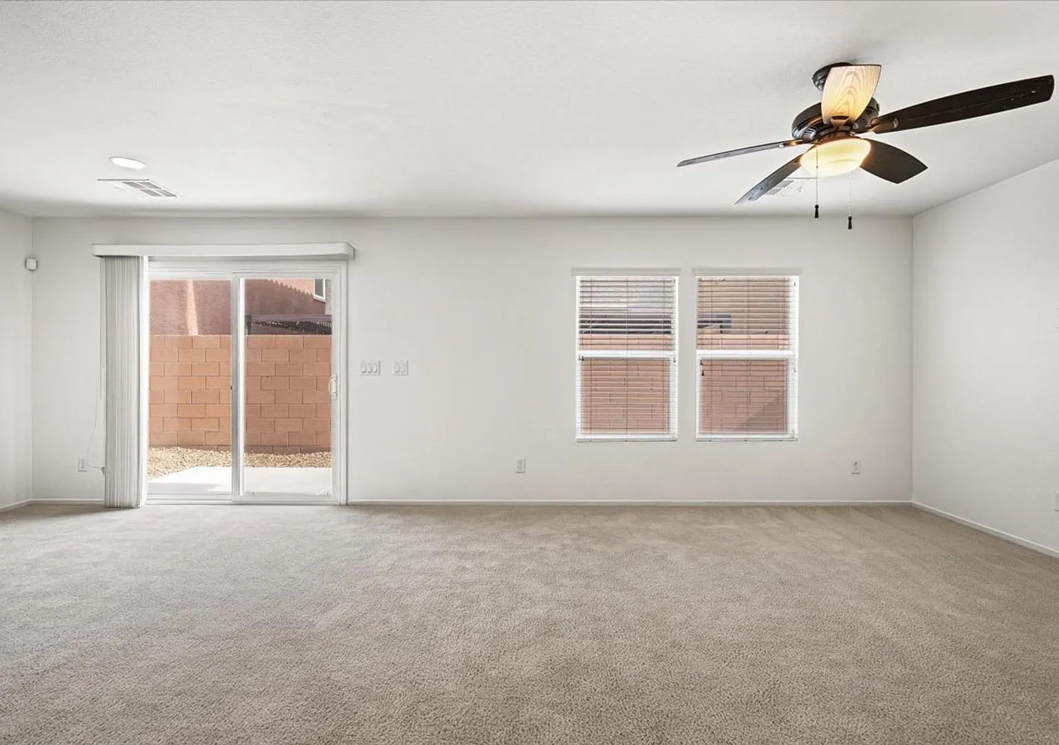 Spacious 3bd with Expansive Kitchen and Incredible Walk-In Closet — Photo 4