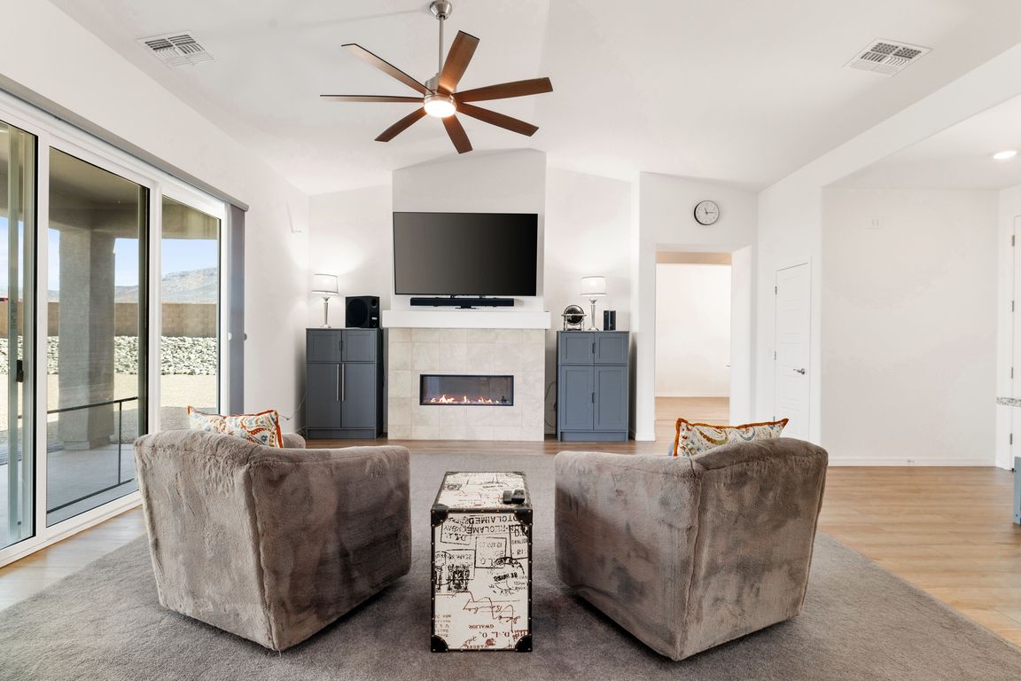 4-Living Room (2)