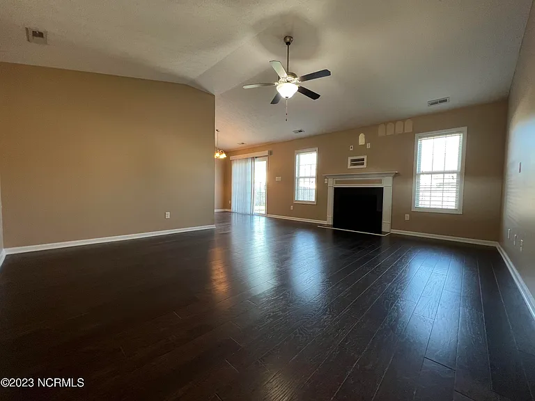 704 Radiant Dr — Photo 4