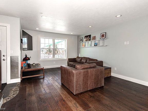 3rd image of 18919 Ravenna Rd