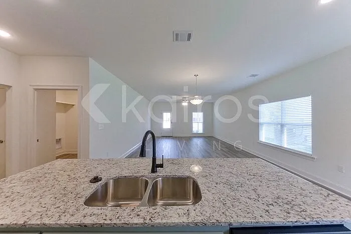 7936 Hendrick Dr — Photo 5