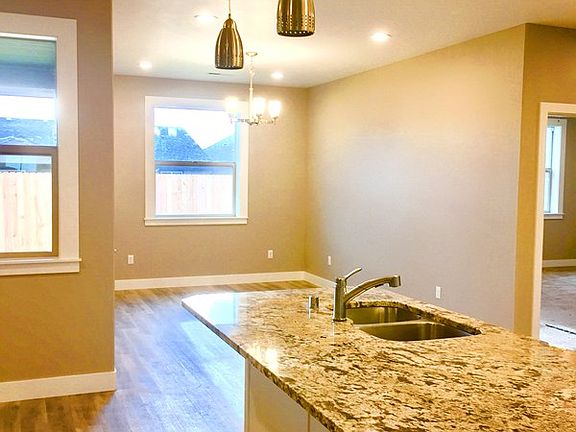 5th image of 215 Dawn Ct
