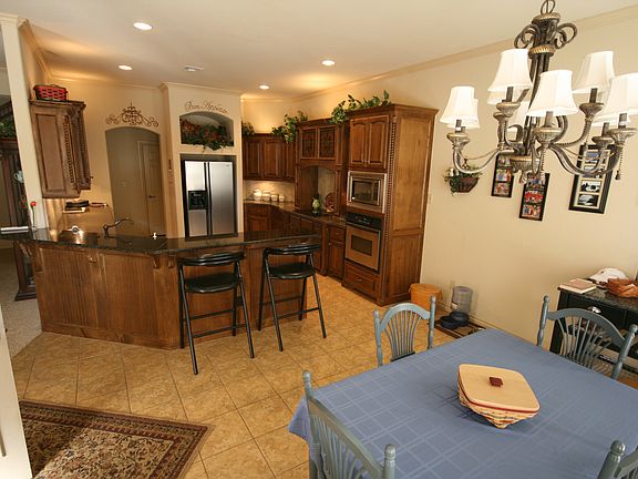 kitchen/dining area