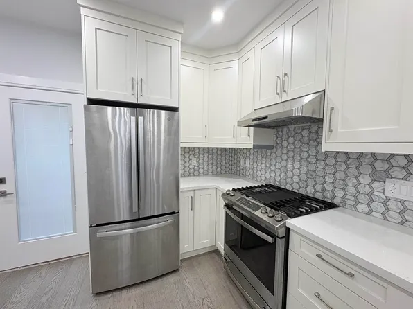 4990 Moss St, Vancouver, BC V5R 3S9