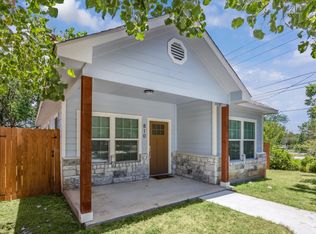 810 E Navarro St, Lockhart, TX 78644