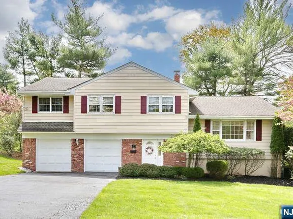 7 Azalea Ln, Montvale, NJ 07645