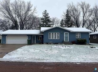 512 E 1st St, Freeman, SD 57029