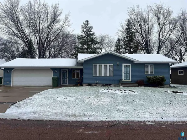 512 E 1st St, Freeman, SD 57029