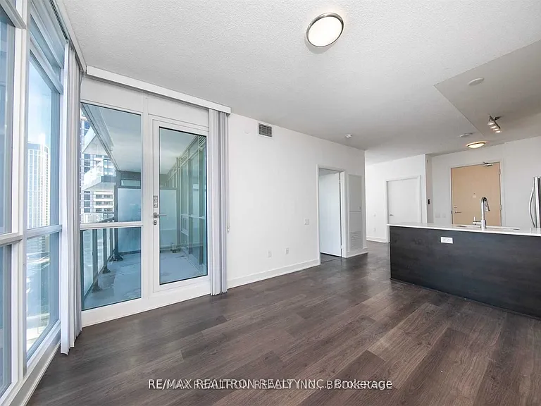 30 Roehampton Ave #1606 — Photo 15